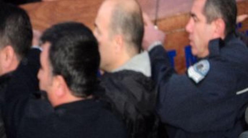 Cinnet getiren polis, şof&ouml;rl&uuml;ğ&uuml;n&uuml; yaptığı emniyet amirini de &ouml;ld&uuml;rd&uuml;