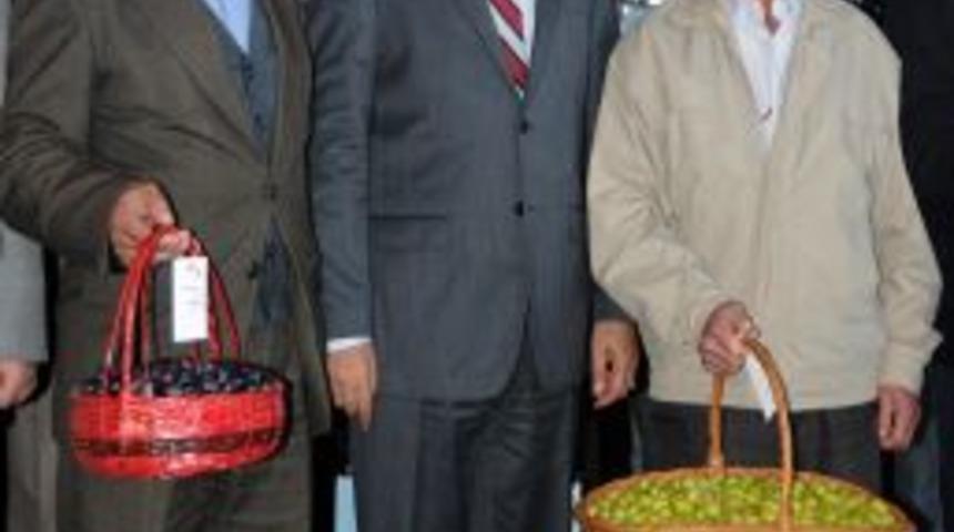 B&uuml;lent Arın&ccedil;, Manisa'da S&uuml;leyman Demirel taklidi yaptı