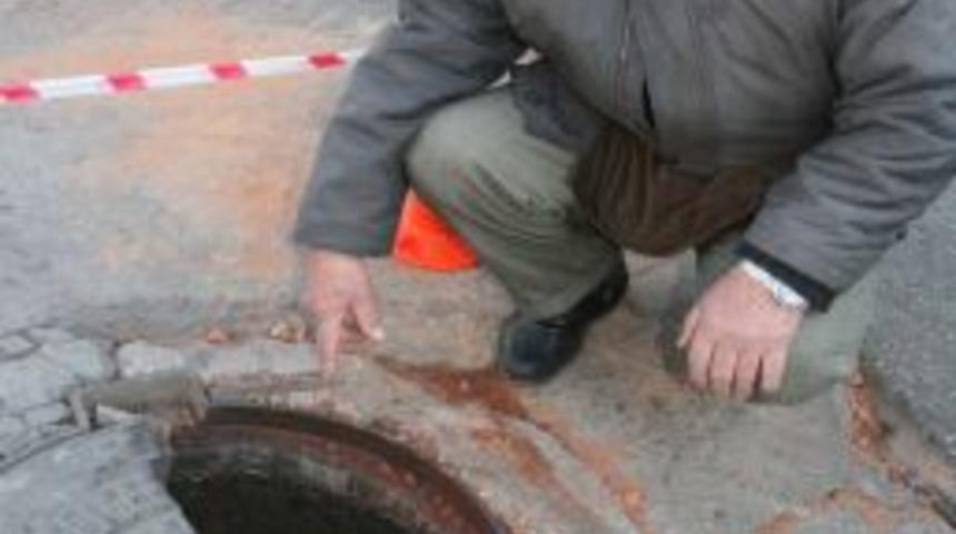 &Ccedil;ukurzede vatandaş, yarısı a&ccedil;ık olan r&ouml;gara tepki g&ouml;sterdi