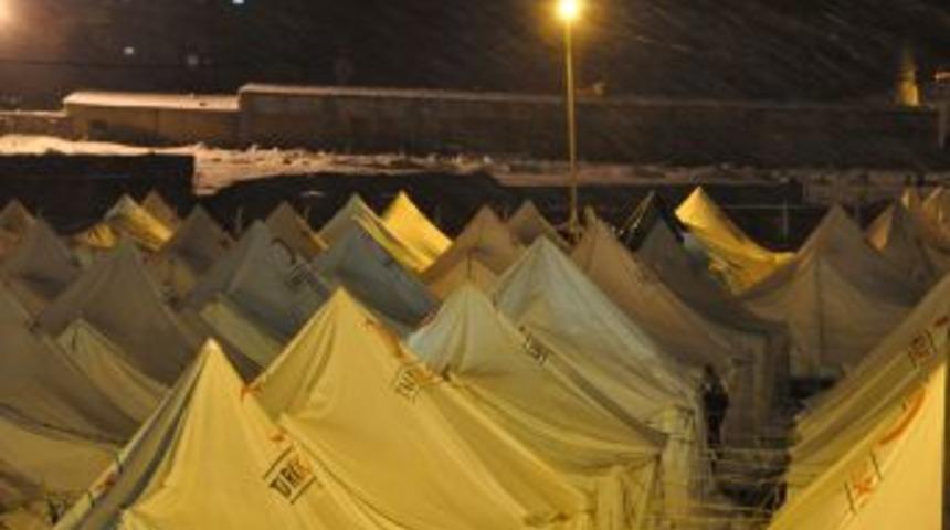 Erciş&rsquo;te kar yağışı başladı