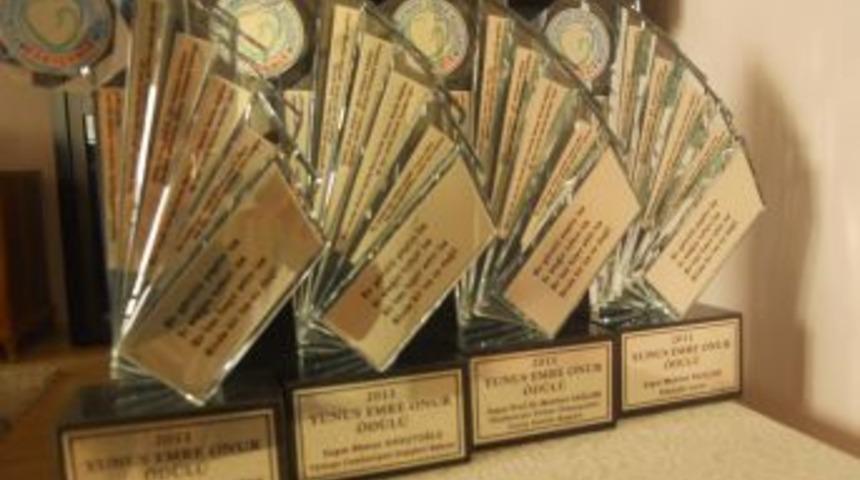 Van depreminde hayatını kaybeden Miyazaki&rsquo;ye Yunus Emre Onur &Ouml;d&uuml;l&uuml;