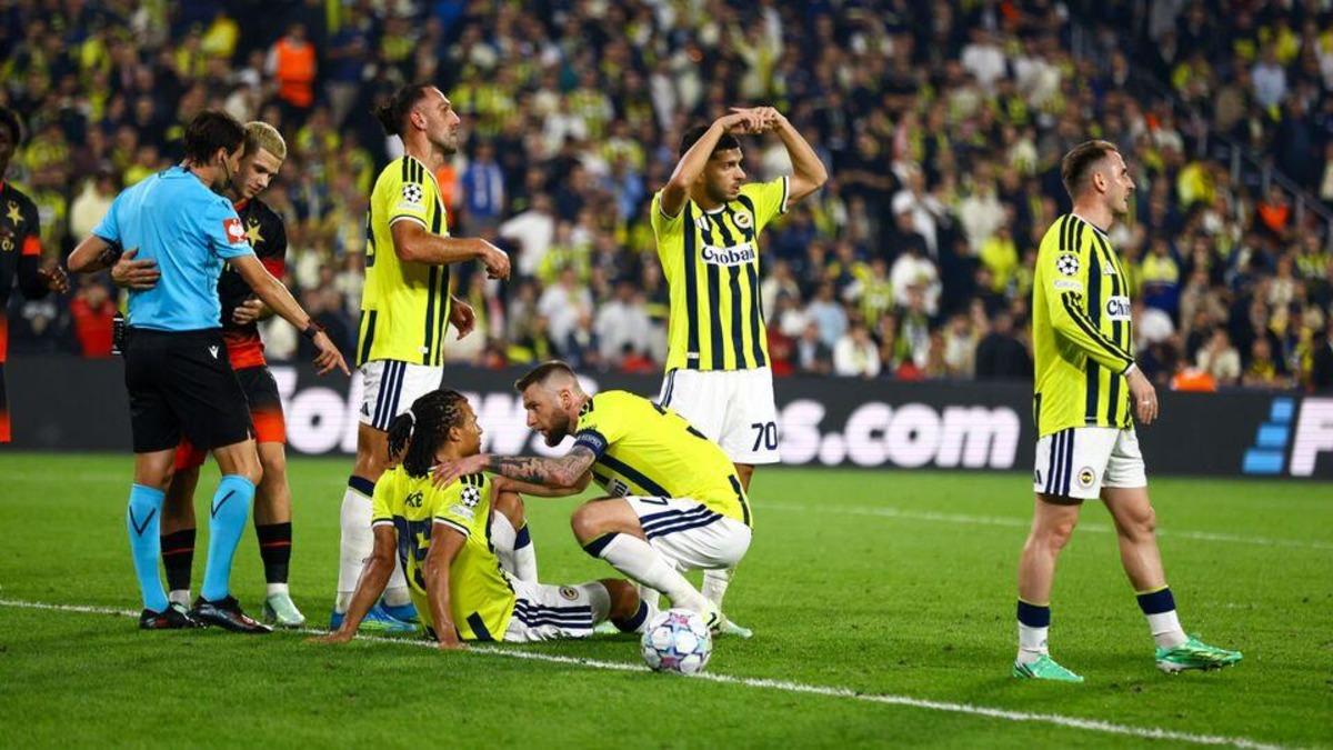 Fenerbahçe Slavia Prag karşısında 90 da yıkıldı! İsmail Kartal a kapıyı gösterdiler: Onunla olmaz 1