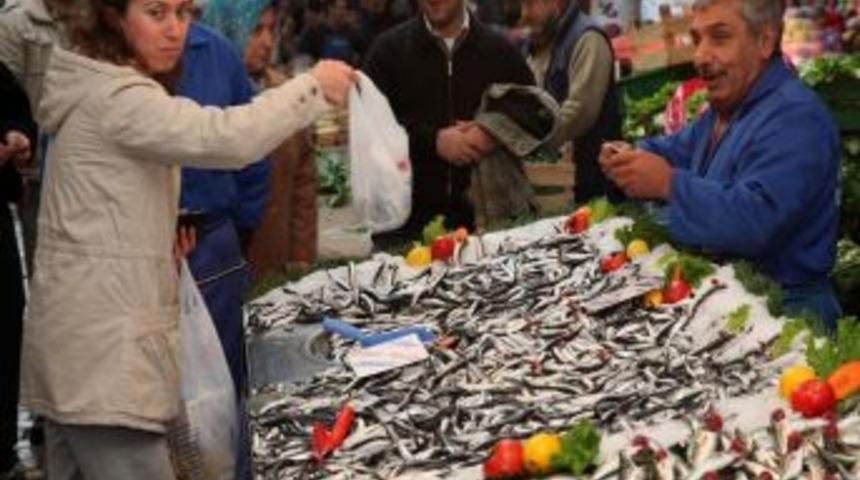 Modern tezgahlardan balık&ccedil;ı da vatandaş da memnun