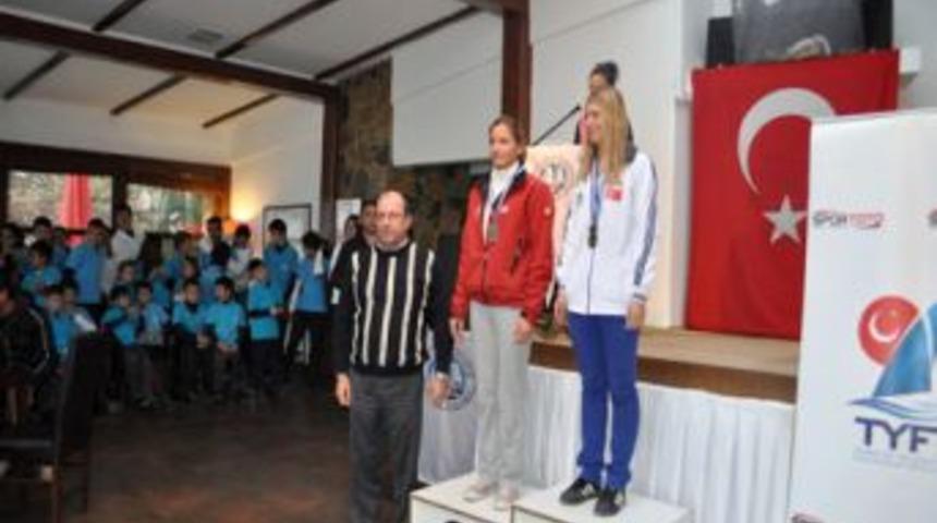 Gemlik Yelkem Kul&uuml;b&uuml; 5 &ouml;d&uuml;l birden aldı.