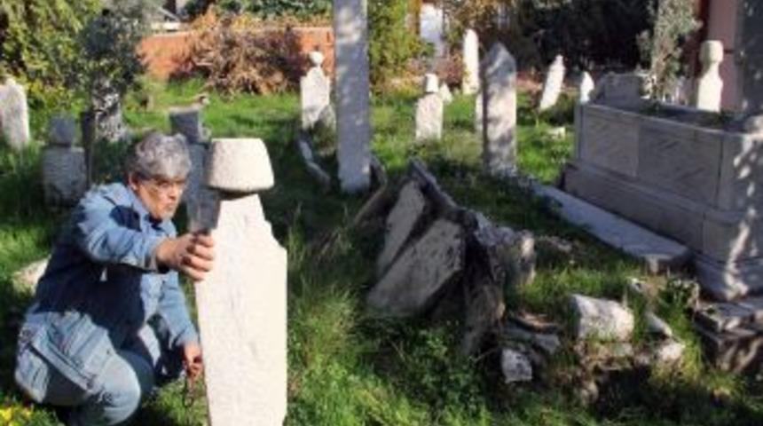 Tarih&icirc; caminin haziresi bakımsızlıktan yok oluyor