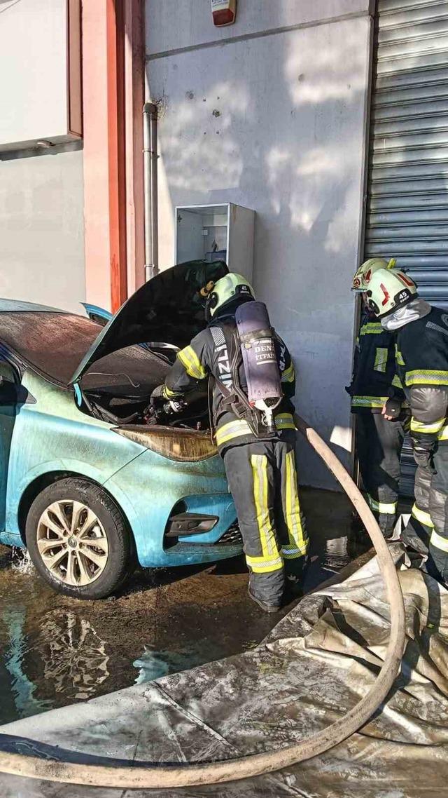 Şarjdaki elektrikli araç alev aldı 1