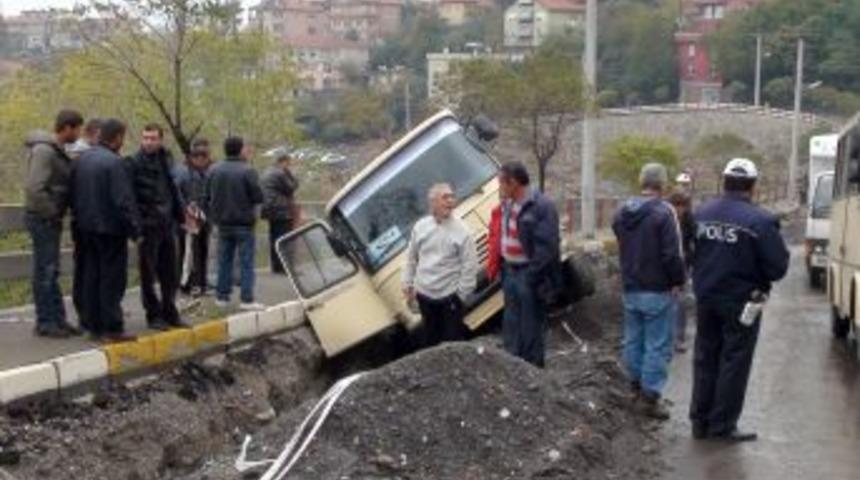Yolcu minib&uuml;s&uuml; kanalizasyon kanalına d&uuml;şt&uuml;