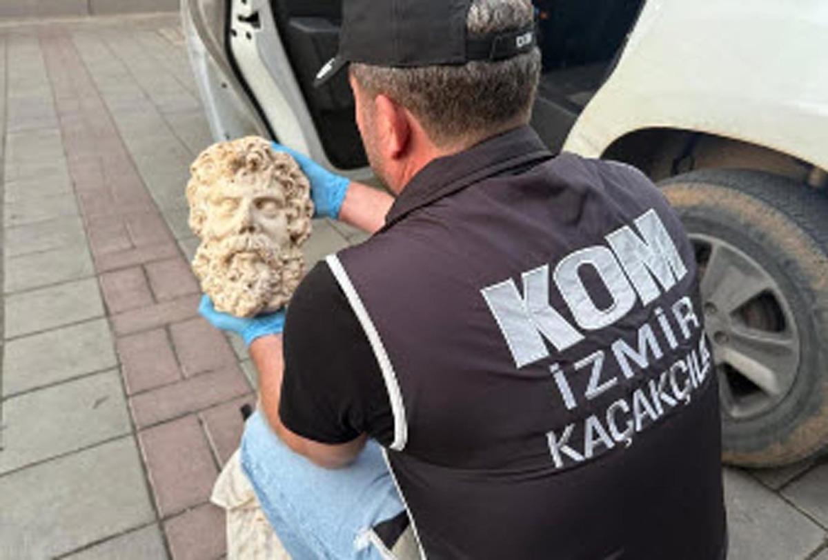 İzmir de bulundu! 2 bin yıllık Zeus heykeli ele geçirildi 2