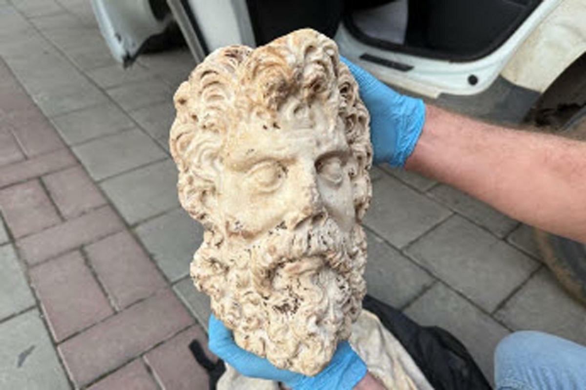 İzmir de bulundu! 2 bin yıllık Zeus heykeli ele geçirildi 1