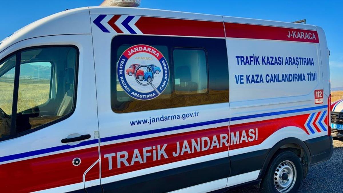 SON DAKİKA |  Afyonkarahisar da feci kaza! Kafa kafaya &ccedil;arpıştılar: 4 &ouml;l&uuml; 1