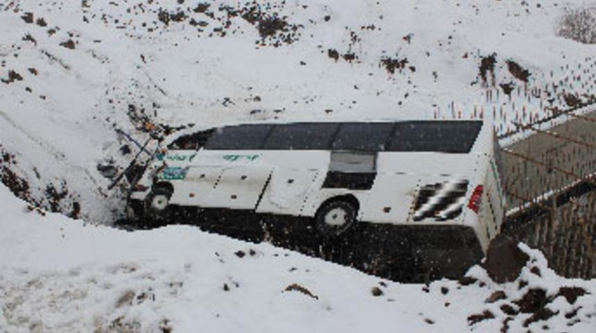 Yolcu otob&uuml;s&uuml; devrildi: 5 &ouml;l&uuml;, 36 yaralı