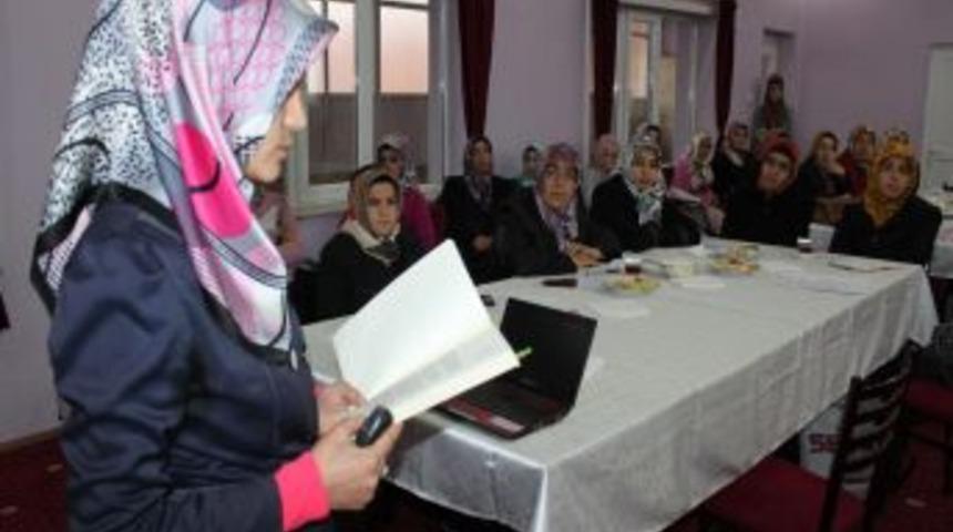 Kur’an kursu öğreticileri hem okuyor hem de okutuyor