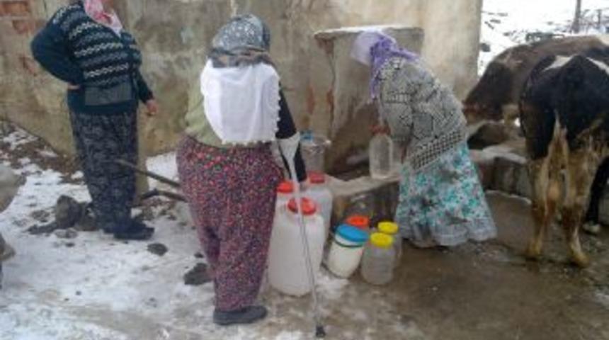 Elektrikleri kesilen k&ouml;yl&uuml;ler kış ortasında susuz kaldı
