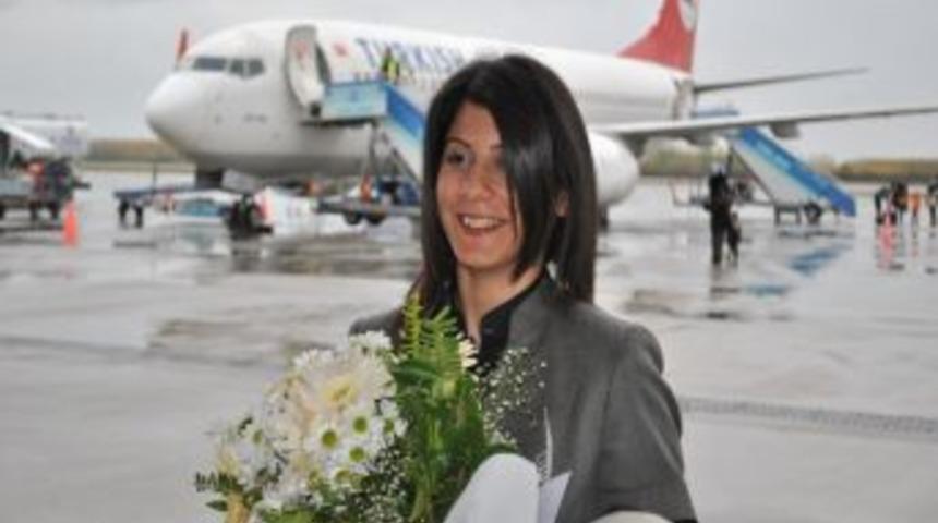 Hava yoluyla gelen 1 milyonuncu yolcu Vali Aksoy tarafından karşılandı