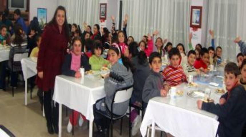 Kaymakam &ouml;ğrencilere baklava ikram edip, bot ve mont hediye etti