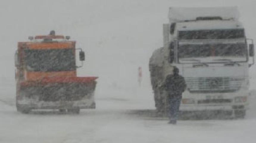 &Ccedil;ığ d&uuml;şt&uuml;, ara&ccedil;lar mahsur kaldı