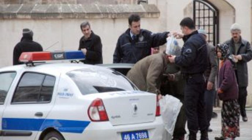 Cami &ouml;nlerinde dilenci operasyonu