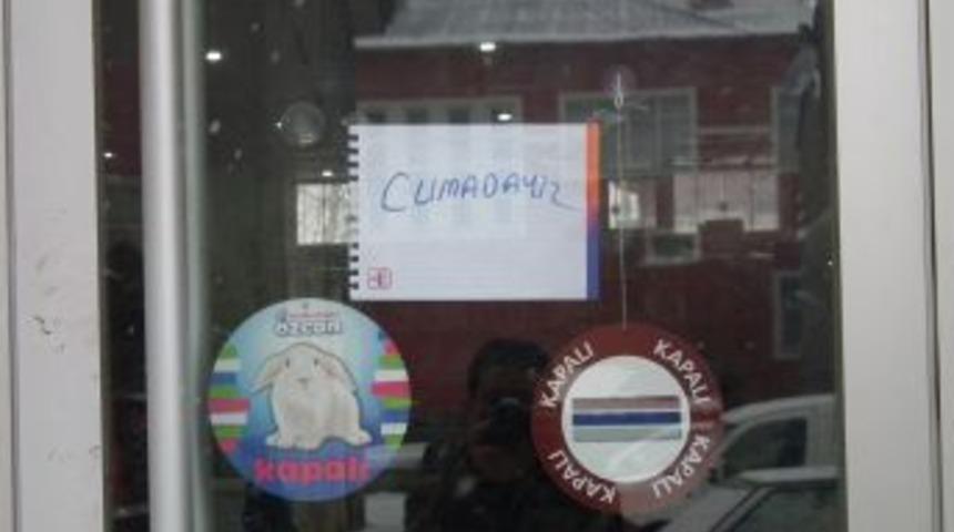 Sarıkamış'ta cuma namazı i&ccedil;in kepenk kapama geleneği devam ediyor