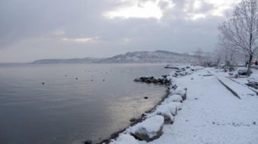 Kar yağışıyla Sapanca G&ouml;l&uuml;'nde su seviyesi y&uuml;kseliyor