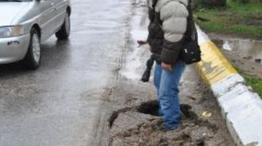 Edremit&rsquo;te yağmurla birlikte yollarda &ccedil;&ouml;kmeler başladı