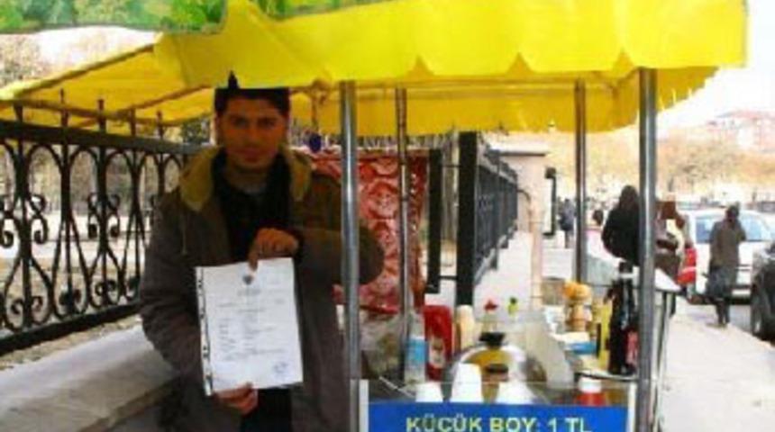 Atanamayan öğretmen okul önünde mısır satıyor