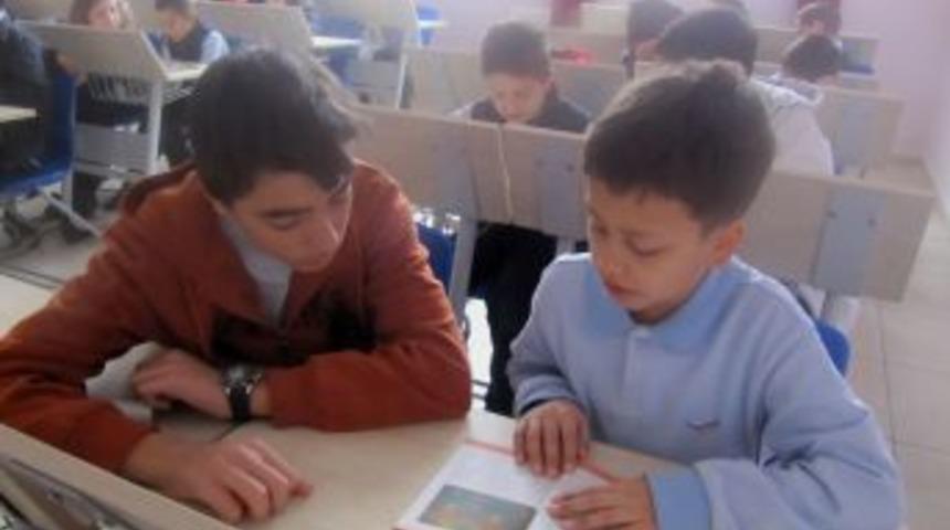Birlikte kitap okuyan öğrenciler arkadaşlıklarını pekiştiriyor