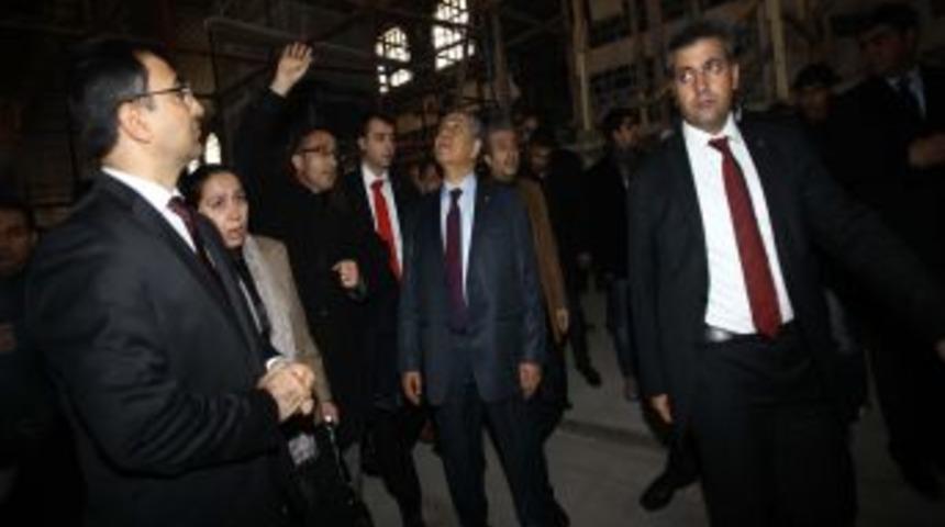 Şehit 27 sahabe camiini Başbakan Yardımcısı Arın&ccedil; ibadete a&ccedil;tı