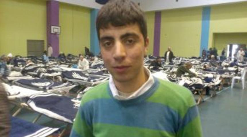 Evsiz, şehit &ccedil;ocuğu spor salonuna yerleştirildi