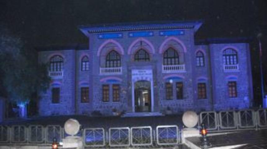 Diyabete dikkat &ccedil;ekmek i&ccedil;in eski Meclis binasını mavi renkle ışıklandırdılar