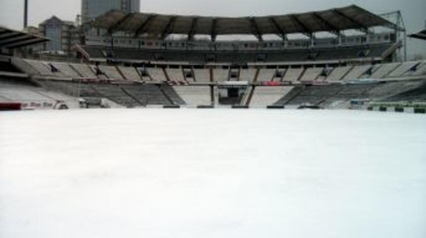 Tarihi stada beyaz &ouml;rt&uuml;