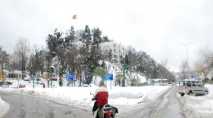 Ereğli-Zonguldak karayolu, kar yağışı nedeniyle ulaşıma kapandı