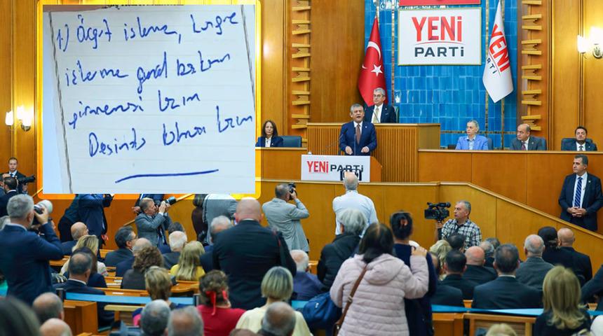&Ouml;zg&uuml;r &Ouml;zel konuşurken dikkat &ccedil;eken not! Kameraya yansıdılar: "Bu işlere girmemeli"