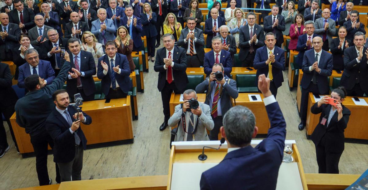 Özgür Özel konuşurken dikkat çeken not! Kameraya yansıdılar: "Bu işlere girmemeli" 3