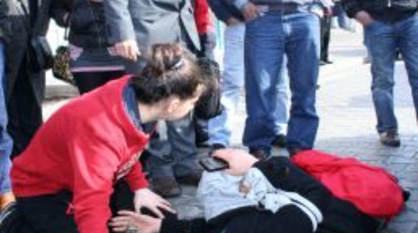 Kadın s&uuml;r&uuml;c&uuml; &ccedil;arptığı yayaya moral verdi