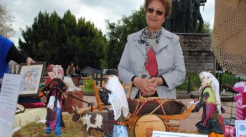 Yaptığı folklorik bebeklerle Anadolu'nun k&uuml;lt&uuml;rel değerlerini tanıtıyor