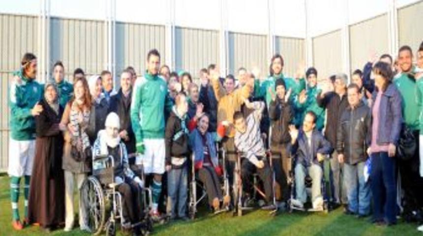 Bursaspor, Samsunspor ma&ccedil;ı &ouml;ncesi engelli gen&ccedil;lerle moral buldu