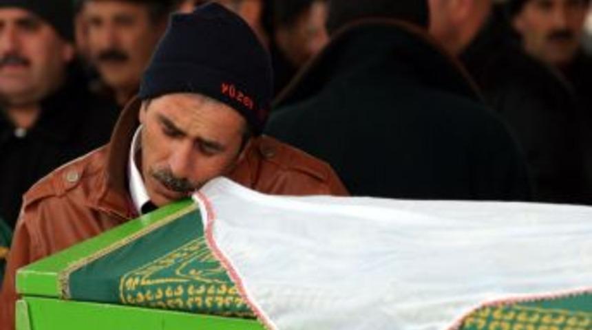 Asker uğurlarken kazada can veren aynı ailenin 5 ferdi yan yana defnedildi