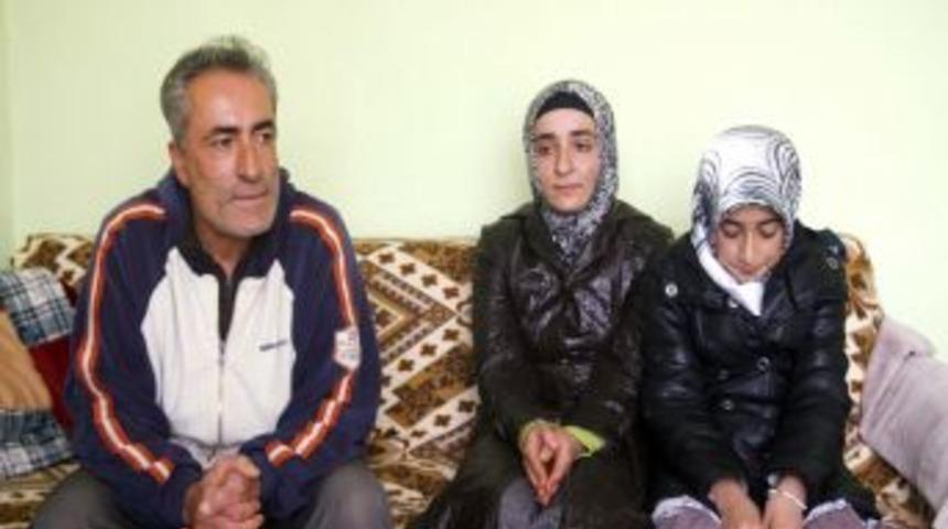 Depremzede aileye evinin kapılarını a&ccedil;tı