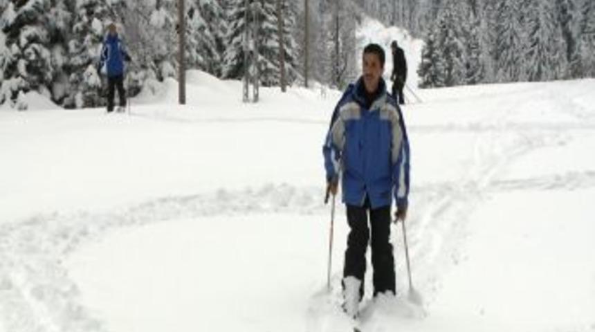 Belediye başkanı, &Ccedil;ambaşı Yaylası'nı geliştirmek i&ccedil;in kayak &ouml;ğreniyor