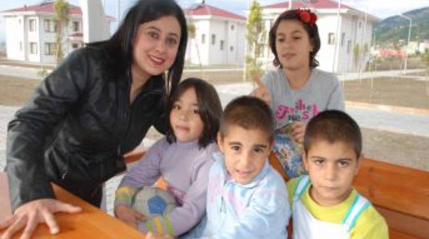 AK Parti Gen&ccedil;lik Kolları &uuml;yeleri, kimsesiz &ccedil;ocuklara kitap hediye etti