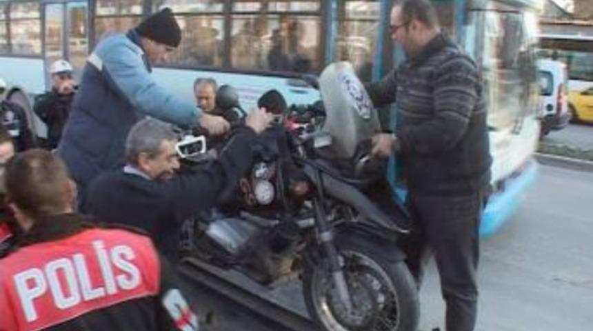 Beton mikseriyle &ccedil;arpışan motosikletli iki polis yaralandı