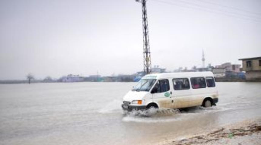 Asi Nehri taşınca 40 bin d&ouml;n&uuml;m ekili alan sular altında kaldı