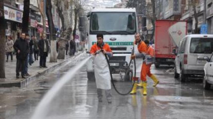 Malatya'da caddeler tazyikli su ile yıkanıyor