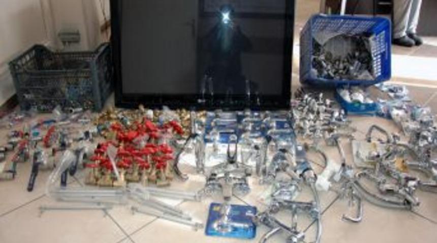 Hırsız su&ccedil;&uuml;st&uuml; yakalandı