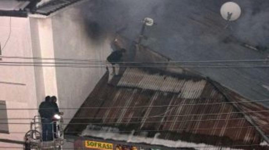 İş yerinin &ccedil;atı katında &ccedil;ıkan yangın zorlukla s&ouml;nd&uuml;r&uuml;ld&uuml;