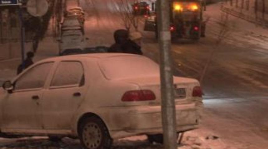 Otomobillerin buz dansı