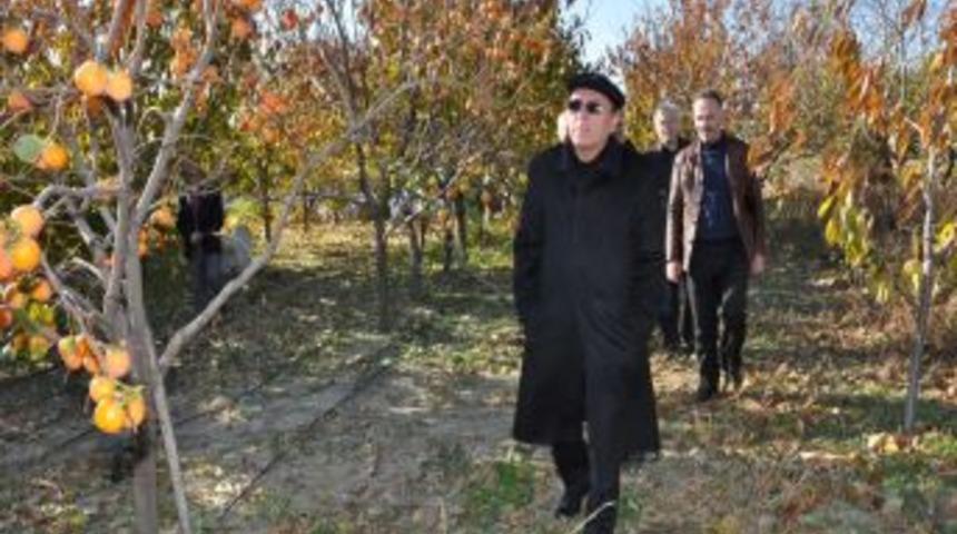 Bah&ccedil;esinde yetiştirdiği meyveleri 15 yıldır &uuml;cret almadan ikram ediyor