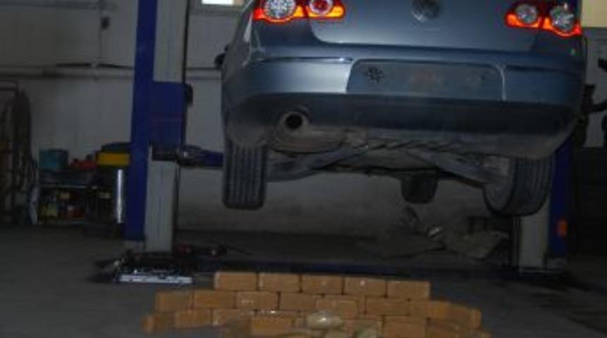 Otomobilin altına saklanan 21 kilo eroin levye ile &ccedil;ıkarıldı