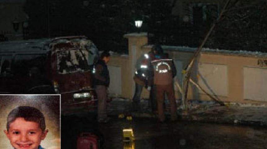 Kaldırımda y&uuml;r&uuml;yen anne ve &ccedil;ocuklarını ezdi