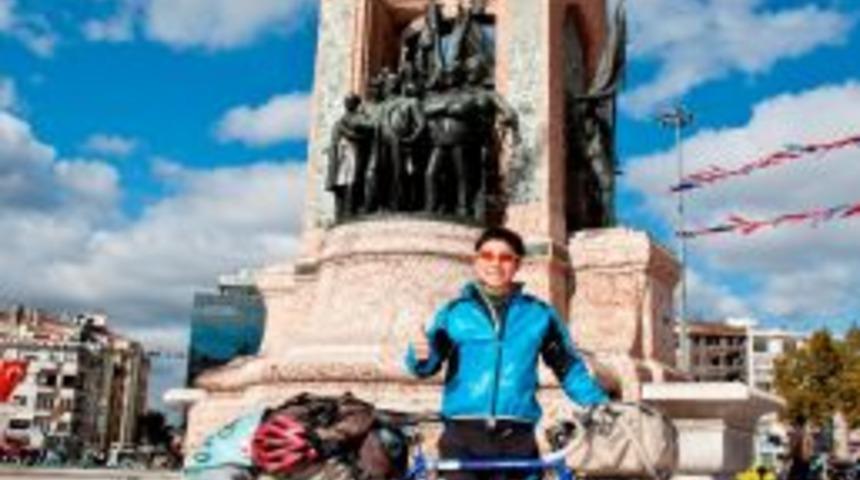 Bisikletiyle d&uuml;nyayı turlayan Trabzonsporlu Japon İstanbul&rsquo;da